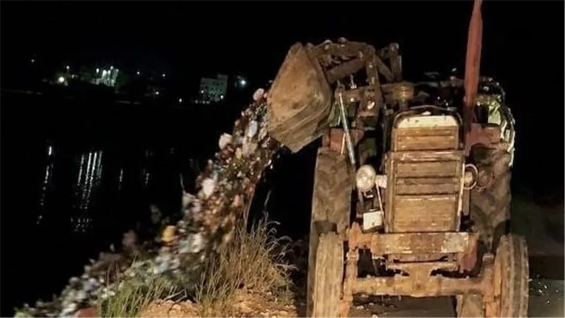 وزارة الري تستجيب لبلاغ مواطن وتضبط مخالفا ألقى مخلفات بترعة بالقليوبية