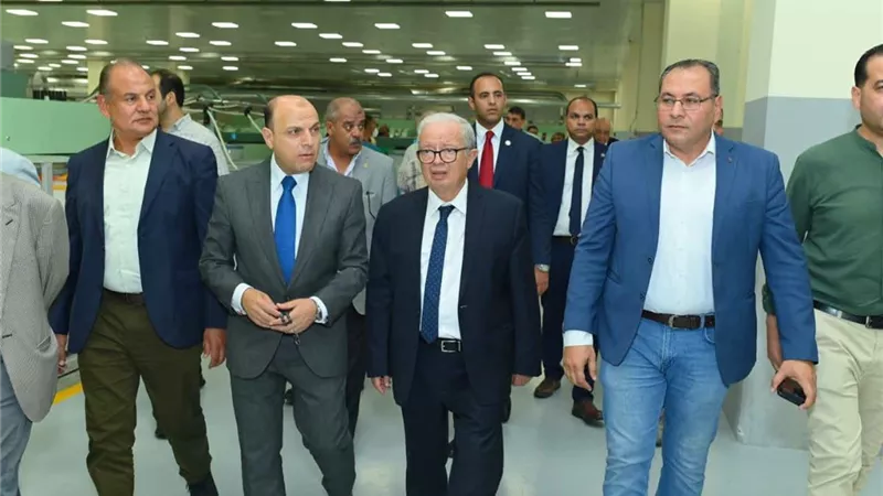 نائب رئيس مجلس الوزراء للشؤون الاقتصادية ومحافظ الغربية يجريان جولة ميدانية بالمصانع الجديدة
