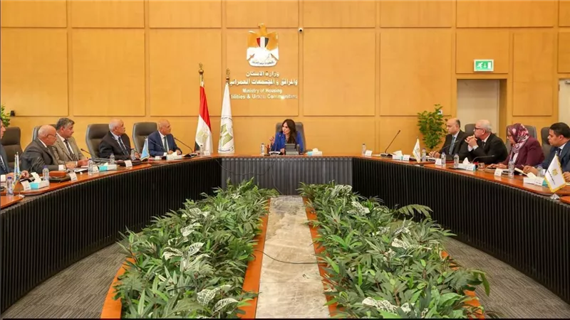 وزيرة الإسكان تتابع مشروعات مياه الشرب والصرف الصحي بأسيوط