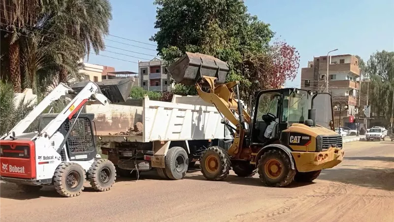 حملات نظافة مكثفة ومتابعة ميدانية لشكاوى المواطنين بمركز نصر النوبة