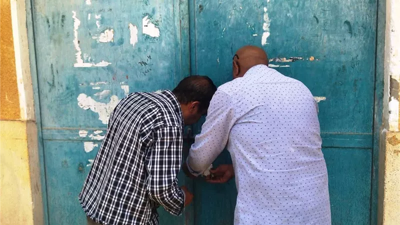 غلق وتشميع 7 محلات مخالفة لاشتراطات الترخيص بحي جنوب أسوان  