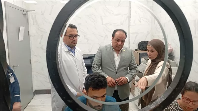 نائب مدير فرع الإسماعيلية في جولة تفقدية بمركز طب أسرة العرايشية 