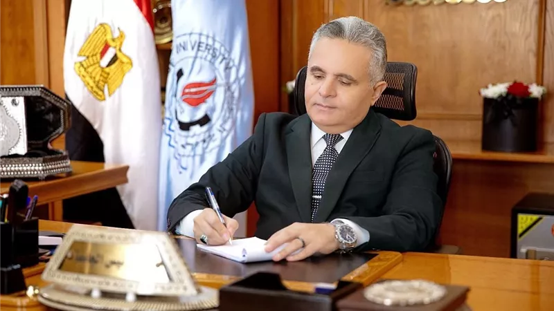 رئيس جامعة السويس يعلن نجاح الدفعة الأولى بطب الفم والأسنان بمزاولة المهنة