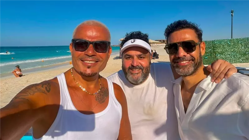 الأبيض شكله علينا خطير .. شيكو بصحبة عمرو دياب وأمير طعيمة