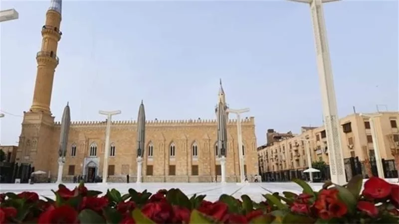 صور الفرش الجديد لمسجد الإمام الحسين وسبب اختيار موضع الضريح
