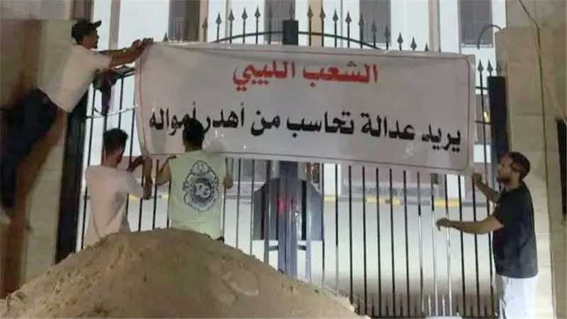طرابلس.. العصيان المدني يغلق وزارة النفط وشركاتها وسط مطالب برحيل الدبيبة