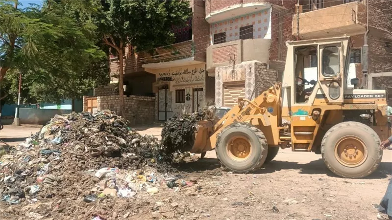 رفع 39 طنًا من نواتج تطهير ترعة القصر بنجع حمادي فى قنا 