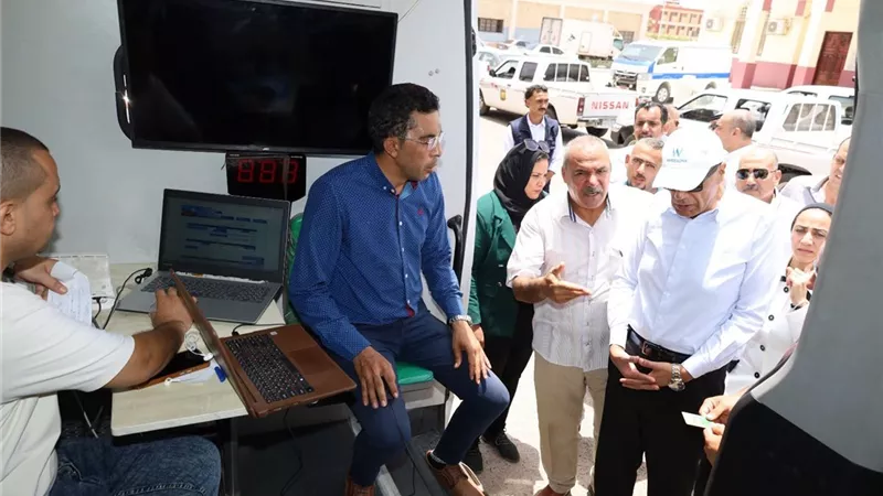 محافظ جنوب سيناء يتفقد سيارة المركز التكنولوجي المتنقلة ويوجه بتعزيز الخدمات