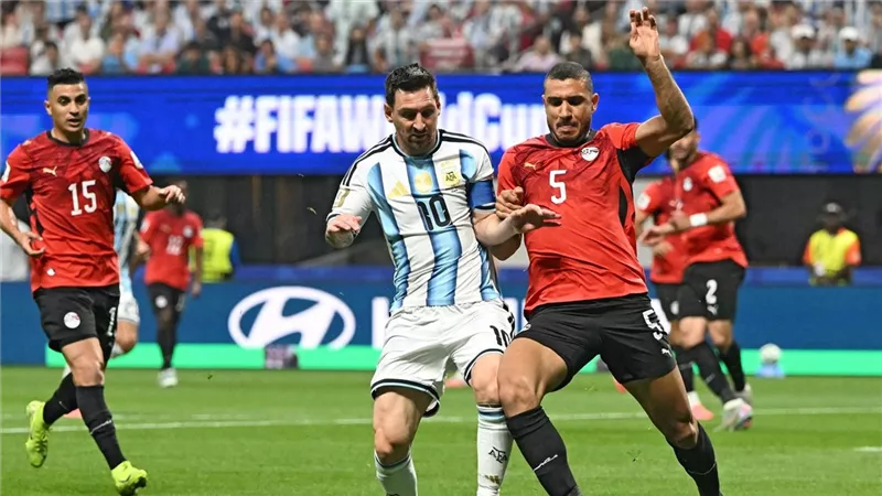 بعد انتهاء المونديال.. اعتراف رسمي بخطأ تحكيمي في مباراة الأرجنتين