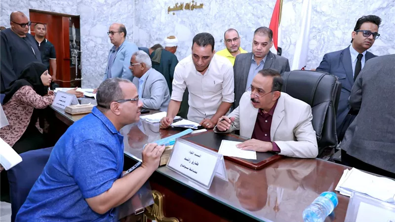 محافظ سوهاج يؤكد أولوية سرعة الاستجابة لشكاوى المواطنين .. وتكليفات فورية بحسم