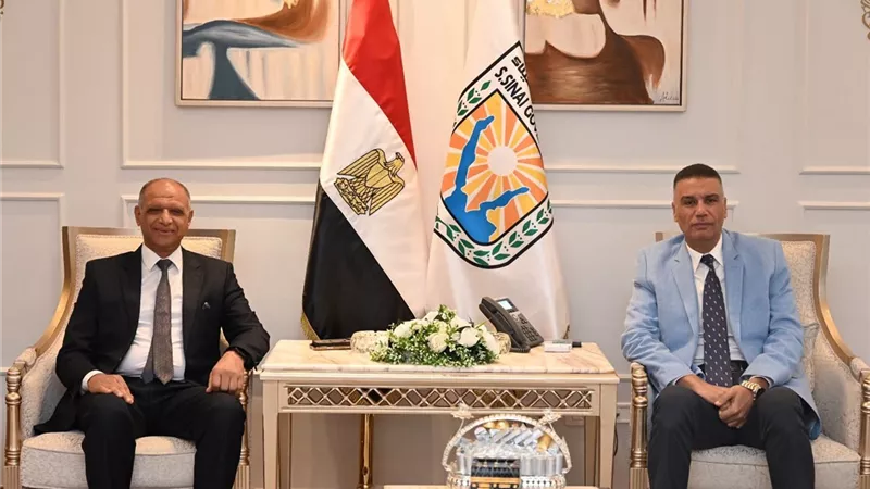 محافظ جنوب سيناء يستقبل مدير الأمن السابق ويكرمه تقديرًا لجهوده 