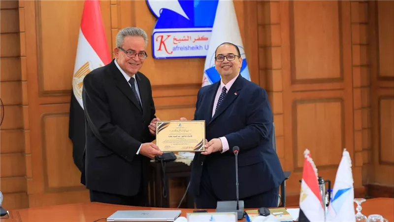 لبلوغهما سن المعاش.. رئيس جامعة كفر الشيخ يكرم عميدي كليتي العلوم والألسن