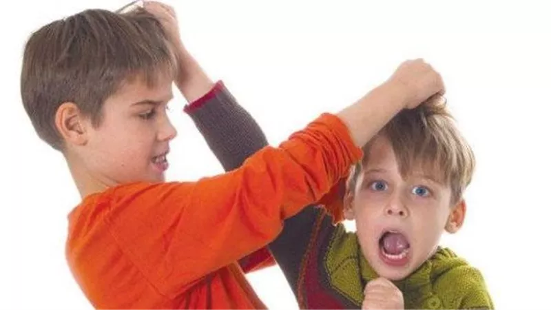 ضرب الطفل لنفسه أثناء نوبات الغضب.. سلوك مؤقت أم مؤشر يستدعي القلق؟
