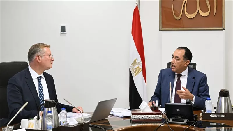 رئيس الوزراء يتابع مع وزير البترول عددا من ملفات العمل     