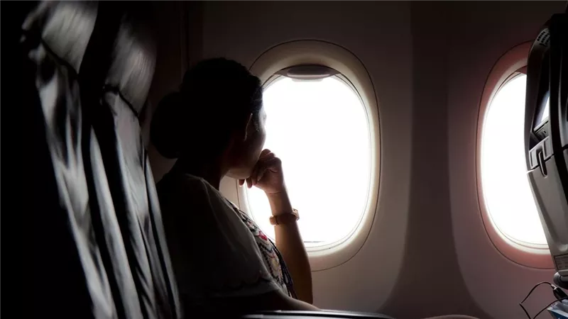 كيف يؤثر الطيران في جسم الإنسان؟.. تغيرات مؤقتة تصيب الحواس والدورة الدموية