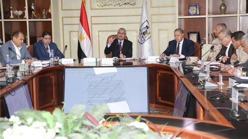 محافظ بني سويف يناقش مستجدات وسير العمل في ملفات التصالح والتقنين والمتغيرات