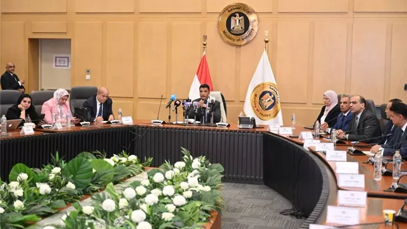 وزير الصناعة يتيح الإيجار المنتهي بالتملك ويطلق منظومة رقمية لدعم المصنعين