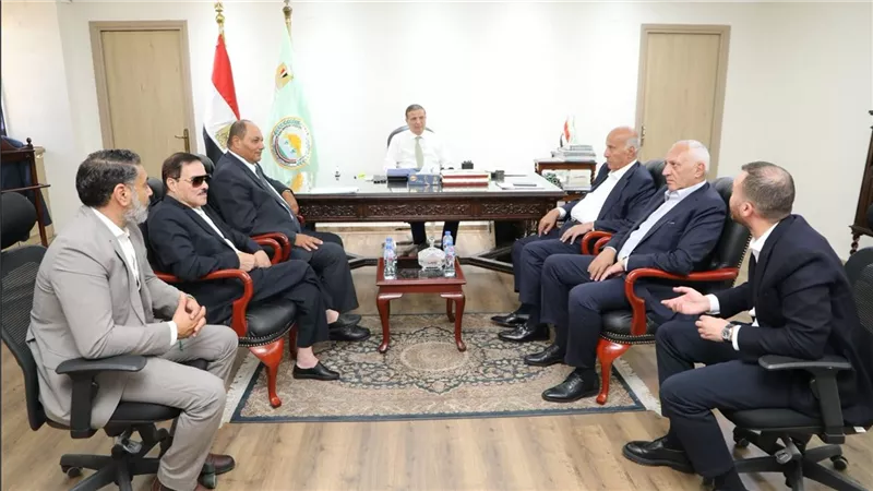 وزير الزراعة يناقش مع 