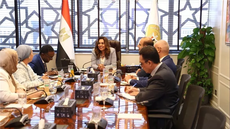 التنمية المحلية تبحث مع ممثلى البنك الدولي مشروع المدينة المتكاملة للمخلفات 