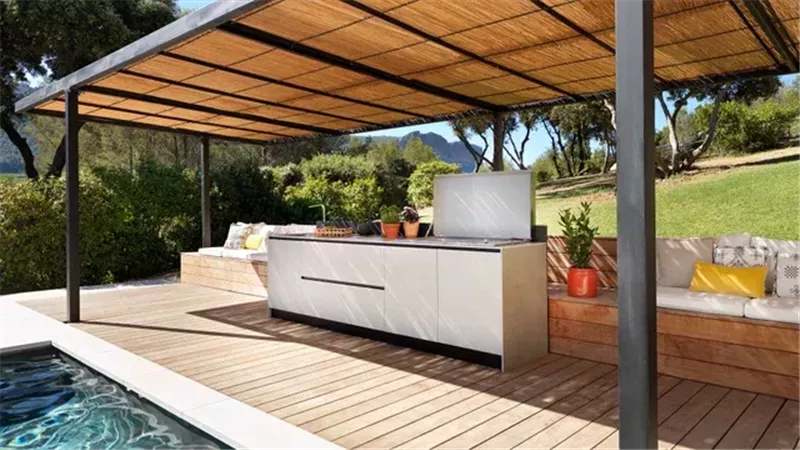 صيف يدوم طول العام.. أفضل تصميمات مطابخ خارجية بسقف لموضة 2026