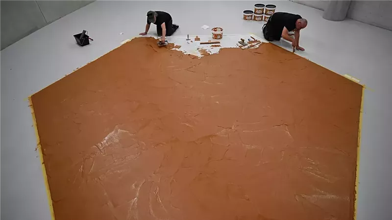 متحف هولندي يغطي أرضيته بزبدة الفول السوداني.. والسبب أغرب مما تتخيل