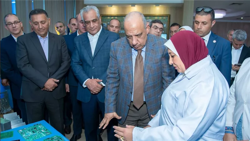 وزيرا الإنتاج الحربي والكهرباء ومحافظ القليوبية يتفقدون شركة بنها للصناعات الإلكترونية
