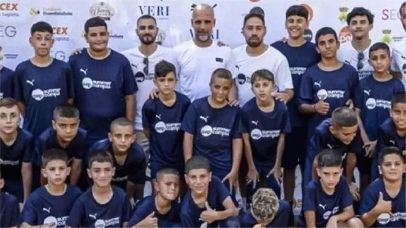 بيب جوارديولا يستقبل 28 طفلًا فلسطينيًا في معسكر كروي بإسبانيا
