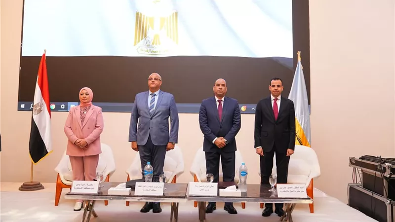 وزير العمل ومحافظ الإسكندرية يسلمان عقود عمل وجوائز للشباب وذوي الهمم