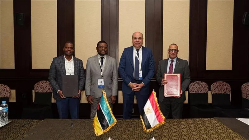 وزير الطيران المدني يشهد توقيع مذكرة تفاهم بين مصر وموزمبيق لتعزيز التعاون