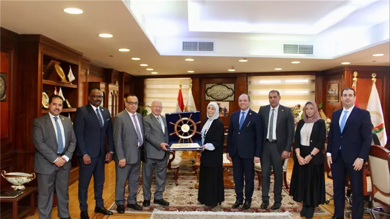 رئيسة النيابة الإدارية تتسلم درعين تذكاريين تقديرًا لمسيرتها القضائية