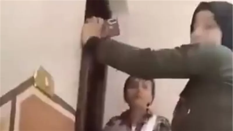 طرقات على الأبواب بدلا من رسائل الهاتف.. فيديو لمندوبي تحصيل القروض يثير جدلا