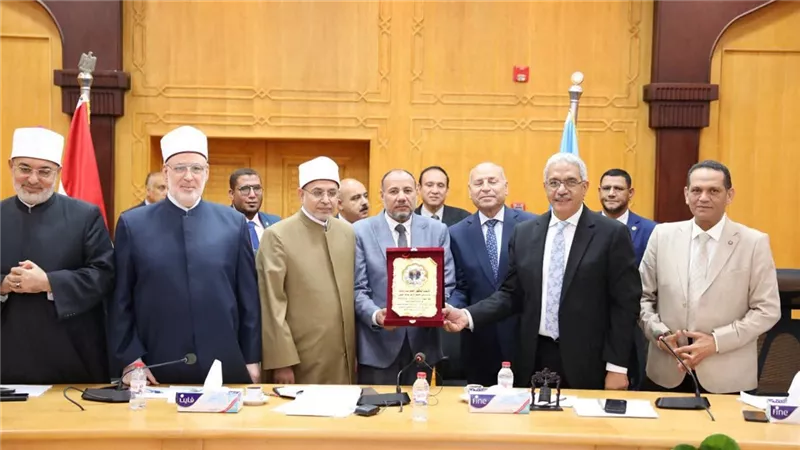 مجلس جامعة الأزهر يكرم رئيس الجامعة و10 قيادات أكاديمية لبلوغهم السن القانونية