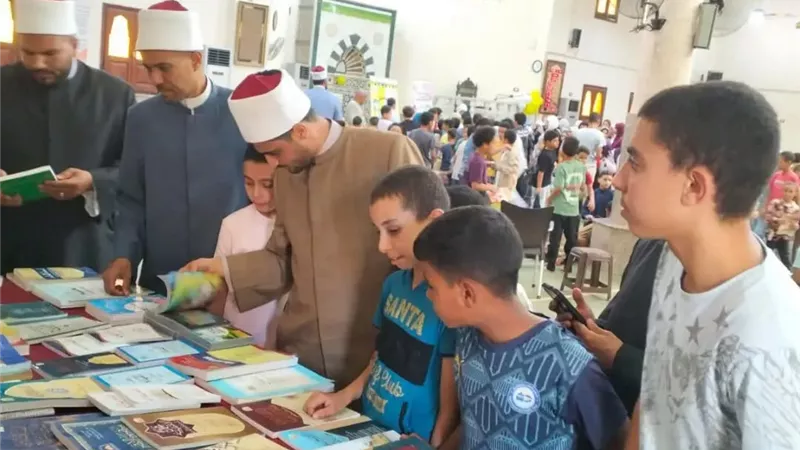 الأعلى للشئون الإسلامية ينظم معرضًا للكتاب بالسويس وسط إقبال رواد المسجد