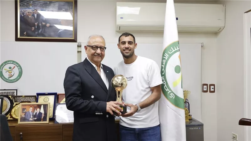 أشرف نصار يستقبل أحمد ياسر ريان بعد تتويجه بجائزتي الهداف والأفضل