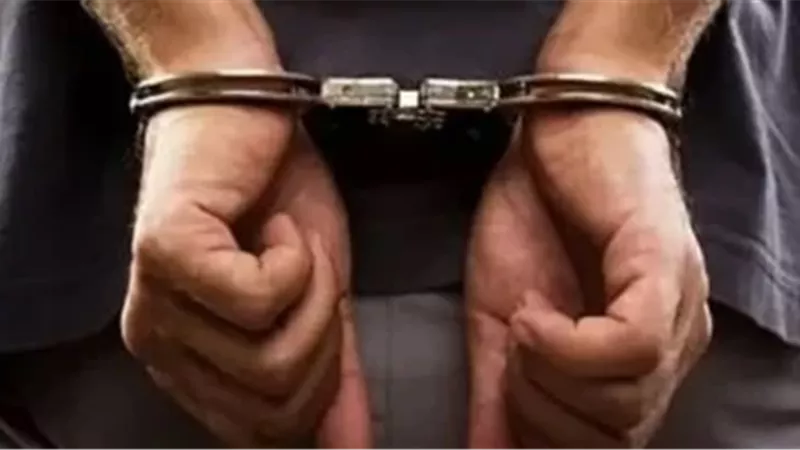 جهات التحقيق تعاين مسرح مقتل تاجر أخشاب على يد نجله بالسويس.. وتمثيل الجريمة