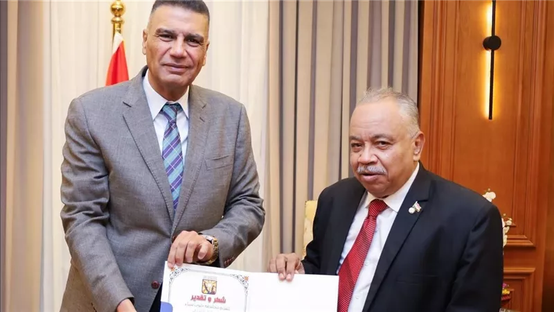 محافظ جنوب سيناء يكرم عميد كلية العلوم الأزهرية تقديرًا لعطائه