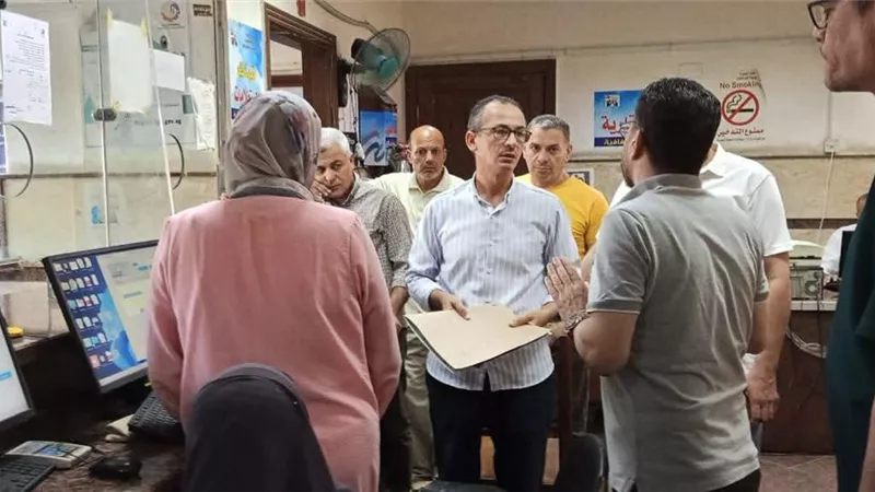 رئيس مدينة كفر الدوار يتابع انتظام العمل بالمركز التكنولوجي بالوحدة المحلية