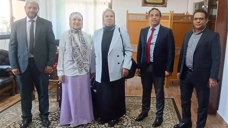 مباحثات لتعزيز استخدام الطاقة المتجددة في إنارة اللوحات الإعلانية