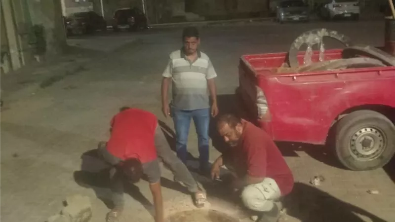 استجابة فورية لتغطية مطابق الصرف الصحي المكشوفة بعدد من مناطق بالسويس 