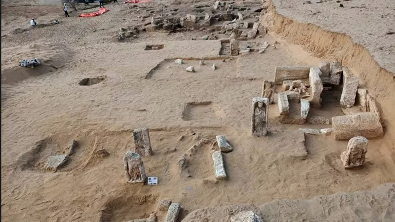 الآثار تعلن الكشف عن شواهد قبور وتوابيت وتمائم بتل الدير في دمياط