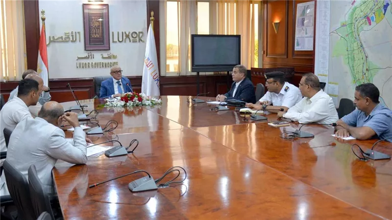 محافظ الأقصر يوجه بتوفير 3 عبارات نهرية وسرفيس لتسهيل الحركة خلال صيانة الكوبري