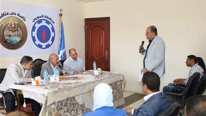 محافظ السويس يعقد لقاء جماهيري مع سكان عتاقة ويوجه بسرعة تنفيذ مطالبهم