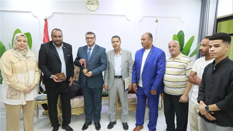 محافظ قنا يكرم أعضاء فرقة مكتبة الطفل والشباب بالمعنى 