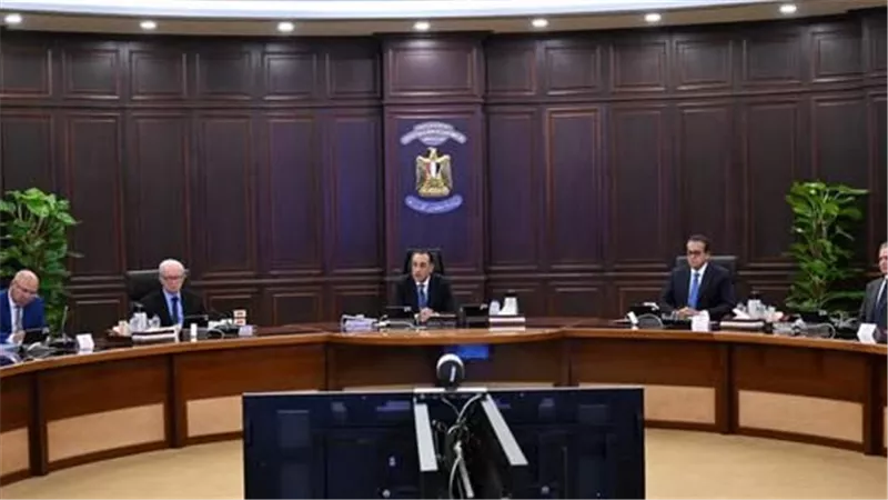 رئيس الوزراء يستعرض جهود احتواء حريق السفينتين.. وعودة الخدمات لطبيعتها فى ميناء دمياط