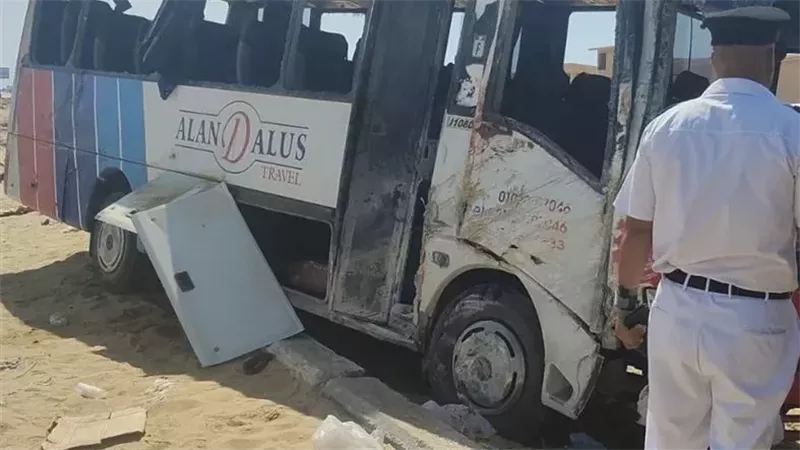 مصرع شخص وإصابة 17 آخرين في انقلاب أتوبيس رحلات بطريق مطروح – الإسكندرية