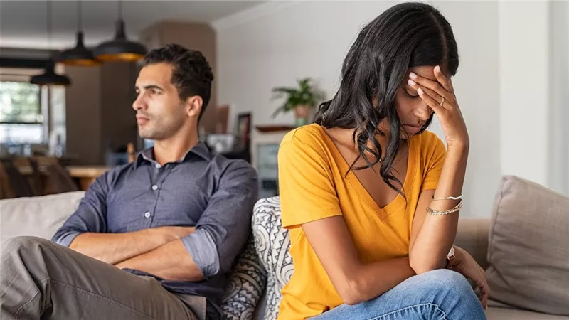 6 علامات مبكرة تكشف أن الرجل قد يكون خائنًا.. احذري هذه التصرفات