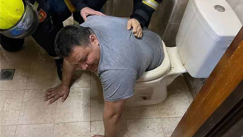 عالق داخل المرحاض في موقف لا يُصدق.. رجل يطلب النجدة بعد ورطة غريبة