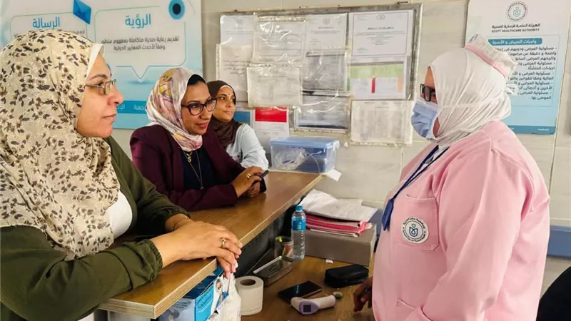 مدير الرعاية الأولية تتفقد وحدة طب أسرة الصفا لمتابعة الخدمات الصحية بالسويس