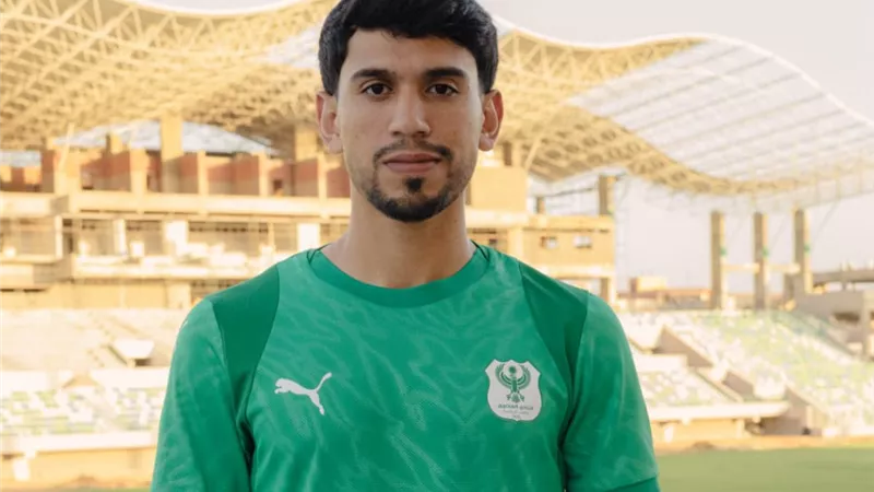 المصري يتعاقد مع محمد شكري لاعب الأهلي لأربعة مواسم