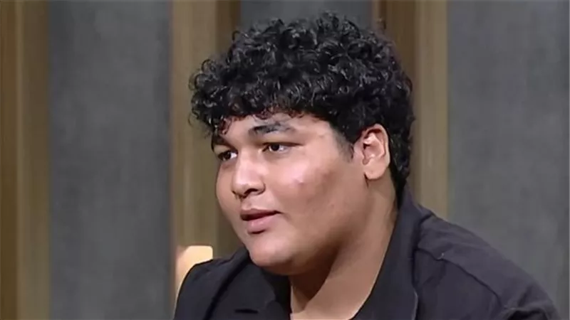 أبناء عاملين .. نجل أيمن بهجت قمر يرد على اتهامات عمله مع عمرو دياب بالواسطة